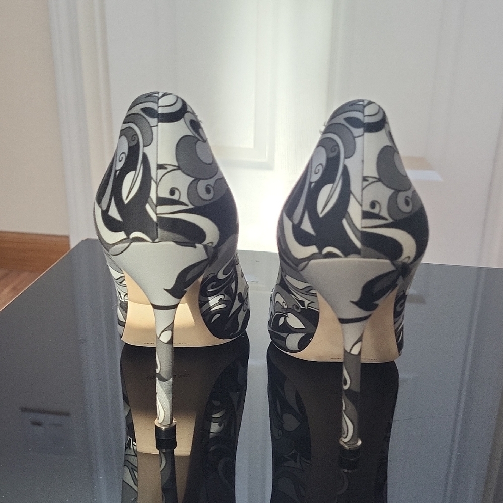 Manolo Blahnik Black and White Swirl Crystal-Buckle Pumps At Original Box - Picture 5 of 9